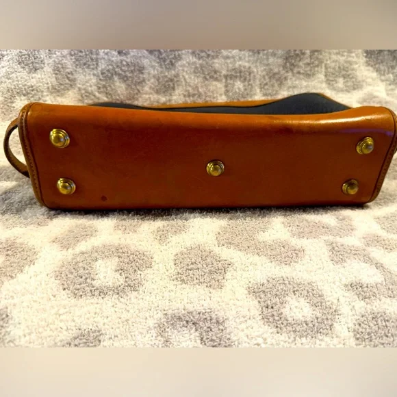 ✨ Dooney & Burke Vintage Dark Green & Tan Leather Shoulder Bag. Good Preloved ✨ - Picture 5 of 8